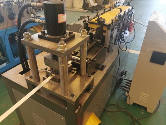 Maschine zur Verriegelung von Ringen mit Fassband