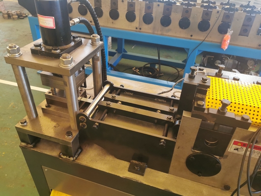 Maschine zur Verriegelung von Ringen mit Fassband